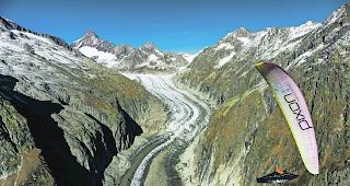 In luftiger H&ouml;he. Jeder Flug sei sch&ouml;n, betont Jan Sterren, hier hoch &uuml;ber dem Fieschergletscher. 
