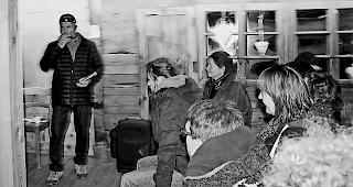 Erz&auml;hler. Basil Mathieu in der alten Stube im Rosutrukelti: Er zog mit seinen Geschichten und Mundharmonika-Kl&auml;ngen alle in seinen Bann.  