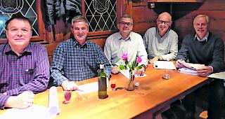 Stiftung Altes Turtmann. Sie sind f&uuml;hrend dabei, von links: Vize-Burgerpr&auml;sident Elias Bittel, Gemeindepr&auml;sident Marcel Zenh&auml;usern, Lothar Bregy, Pr&auml;sident Hans Ruppen, Kassier Heinz Oggier (es fehlen Rafaela Bregy-Tscherry und Ernst Borter). 