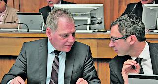 Unbestritten. Jacques Melly (links) und Fr&eacute;d&eacute;ric Favre beraten sich: Die Anpassungen der kantonalen Jagdgesetzgebung d&uuml;rften der Regierung keine Probleme bereiten.  