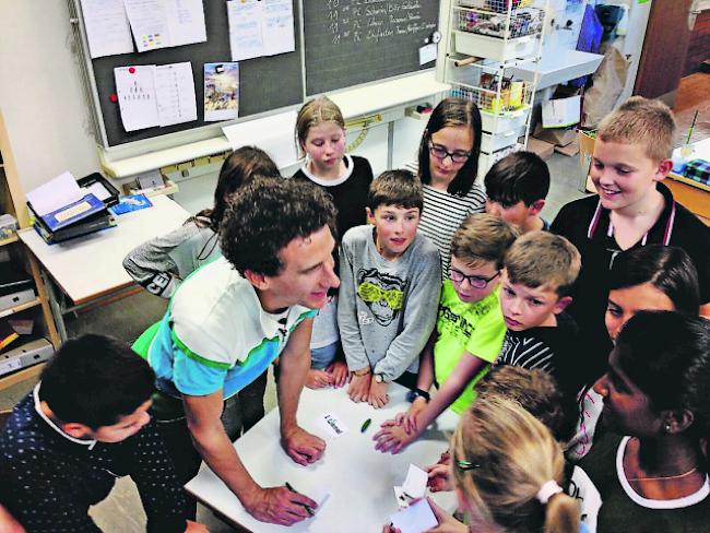 Anspruchsvolles Publikum. Zauberer Lionel mit einer fünften Klasse aus Sissach.  