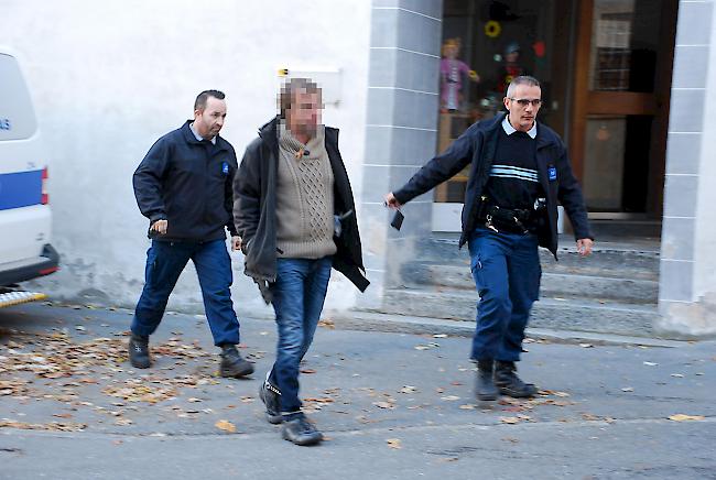 In Brig vor Gericht. Der Täter wurde von zwei Sicherheitsbeamten in Fussschellen zur Verhandlung geführt (Archivbild).