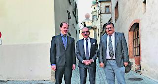 58 Millionen. Finanzverwalter Marco Summermatter, Stadtpr&auml;sident Louis Ursprung und Stadtschreiber Dr. Eduard Brogli (von links) blicken voraus auf investitionsreiche Jahre. 