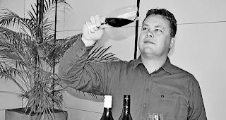 Zufrieden. Diego Mathier pr&uuml;ft die Farbe des neuen Passepartout-Weines &laquo;Gigolo&raquo;. 