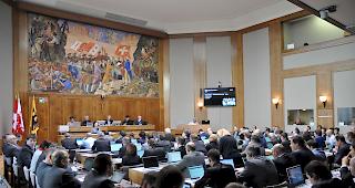 Verfassungsdebatte im Grossen Rat. Allein die SVP-Fraktionen sprechen sich gegen eine Totalrevision aus.