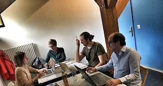 Keine einfache Sache. Die Jury bewertet die eingereichten Arbeiten.