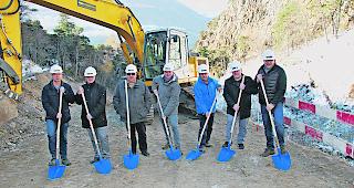 Jetzt gehts los. Bauunternehmer Raoul Zengaffinen, Gemeindepr&auml;sident Fridolin Imboden, Ingenieur Louis Glenz, Bauf&uuml;hrer Marc Bruhin, Abteilungsleiter Daniel Grand, J&uuml;rgen Brigger von der Mobiliar Versicherung und Bauleiter Ernst B&uuml;rki (von rechts) beim Spatenstich in der Jolischlucht. 