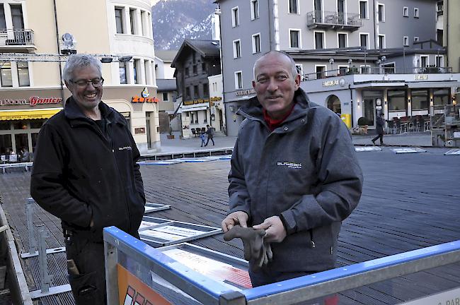 Patrick und Christoph Glaisen während einer Verschnaufpause: Am Freitag werden die Banden montiert, ab nächstem Dienstag beginnt die Eisproduktion.