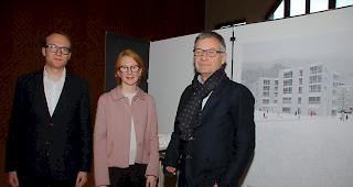 Die siegreichen Architekten Stephan Pfeiffer, Z&uuml;rich, und Diana Zenklusen, Simplon-Dorf, mit Jurypr&auml;sident Anton Ruppen (von links).