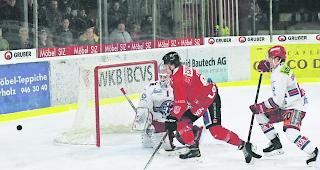 Hinter dem Puck her. Visps Jules Sturny (Mitte) im Blickfeld der Rapperswil-Spieler Florian Schmuckli (rechts) und Torh&uuml;ter Melvin Nyffeler (links). Viel fehlte den Oberwallisern nicht, das Endresultat t&auml;uscht.  