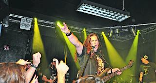 Vollgas. Cremation-Bassist Thomas Furrer spornt das Publikum an. Cremation feiert in diesem Jahr ihr 25-j&auml;hriges Bestehen. 