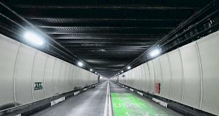 Nicht befahrbar. Ein kleines St&uuml;ck der Decke des Strassentunnels sorgt f&uuml;r Riesenschaden in der Region und dar&uuml;ber hinaus.  