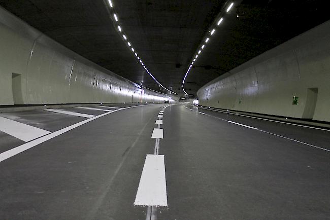 Im A9-Tunnel Eyholz sind in den nächsten beiden Wochen für Kontrollarbeiten mehrere Nachtsperrungen geplant. Der Verkehr wird in dieser Zeit auf die Kantonsstrasse umgeleitet.
