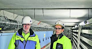 Im Untergrund. A9-Chef Martin Hutter (links) und Bujar Ismaili, Elektroingenieur BSA, zeigen einen der beiden begehbaren Werkleitungskan&auml;le unter den Tunnelr&ouml;hren.  