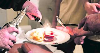 J&auml;nnu-Wurst. Auf Wunsch wurde sie flambiert. 