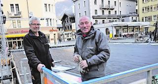 Vorw&auml;rtsstrategie. Patrick und Christoph Glaisen von der Glaisen GmbH bei der Montage der Banden f&uuml;rs Eisfeld: Ab heute Dienstag startet die Eisproduktion, ab n&auml;chstem Samstag beginnt der beliebte Eiszauber. 
