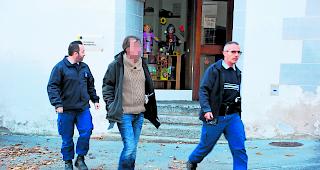 Freiheitsentzug. Der T&auml;ter (Bildmitte) wurde vom Kreisgericht Brig als schuldf&auml;hig beurteilt 