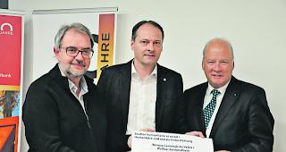 Humanit&auml;re Unterst&uuml;tzung. Die Stiftung der WKB mit dem Pr&auml;sidenten der Generaldirektion Pascal Perruchoud spendete 50000 Franken an die Krebsliga Wallis mit Direktor Franck Moos und Pr&auml;sident Dr. med. Reinhard Zenh&auml;usern (von rechts).