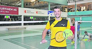 Talentierter Sportler: Yoann Freysinger setzt nicht nur mit dem Badmintonschl&auml;ger, sondern auch mit dem Fussball Ausrufezeichen.