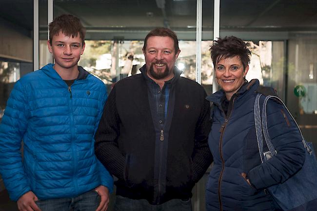 Matthias (14), Peter (49) und Rachel Gottsponer (43), alle drei aus Visperterminen.