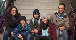 Daniela (38), Jona (11), Noah (12), Enja (14) und Titus Fux (39), alle f&uuml;nf aus Turtmann.