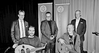 Am 9. Rotary-Forum. Sie &uuml;berzeugten sehr, von links, stehend: Organisator Pascal Indermitte, Moderator Olivier Imboden, RC-Brig-Pr&auml;sident Dr. Franz Schmid und sitzend Oud-Virtuose Bahur Ghazi (links) und Liedermacher Jean-Marc Briand. 