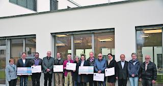 Strahlende Gesichter. Organisatoren und Beg&uuml;nstigte (von links): Anita Zerzuben, Donat Jeiziner, Johannes Gemmet, Rico Meyer, Christian Escher, Thomas Reinke, Elisabeth Winter, Nicole Ruppen, Daniel Abgottspon, Dr. Alain Wimmersberger, Daniela Biner, Ren&eacute; Bayard, Lisi Jaeger und Hans Keller. 