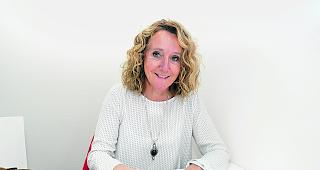 Schwierige Aufgabe. Caroline Walker Miano vom Gr&uuml;ndungskomitee des Vereins Hospiz Oberwallis: &laquo;Die Finanzierung eines Hospizes steht grunds&auml;tzlich immer auf wackeligen F&uuml;ssen.&raquo; Im Hintergrund das neue Logo. 