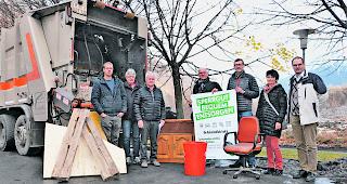 Neue Sperrgutmarke lanciert. Sven und Christian Tscherrig (Muldentransport), Abfallberater Stefan Andenmatten, Helmut Sommer, Geb&uuml;hrenverbund Oberwallis, Bruno Lochmatter und Luzia N&auml;fen, beide Gemeindeverband Oberwallis f&uuml;r die Abfallbewirtschaftung, sowie Kurt Ruppen, Betriebsleiter KVA Gamsen (von links). 