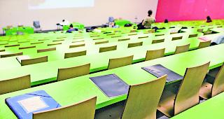 Leerer H&ouml;rsaal. Da Studenten und Lehrk&ouml;rper physisch oft nicht in Siders anwesend sind, will die Gemeinde auch nicht zehn Prozent der Lohnkosten der FernUni bezahlen. 
