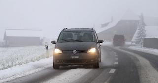Verschneite Strassen. Ab sieben Grad weisen Sommerreifen nicht mehr eine optimale Haltung.