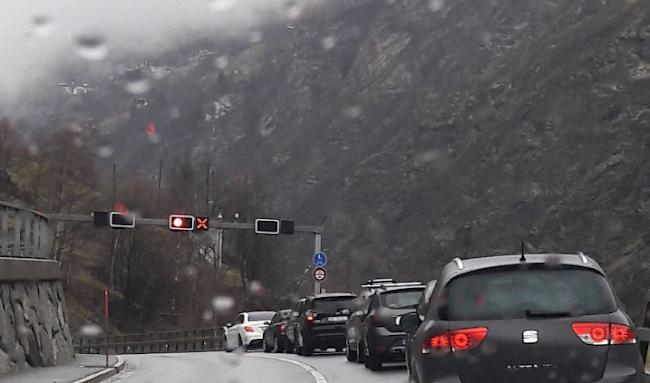 Vor dem Stägjitschugge-Tunnel. Noch am Nachmittag musste vor den beiden Tunnelportalen gewartet werden.