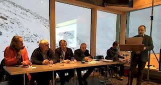 Letzte GV. Der Verwaltungsrat mit Pr&auml;sident Stefan Burgener (rechts im Bild) am Samstagabend im Bergrestaurant Hohsaas.