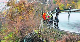 Gl&uuml;ck gehabt. Dieses Fahrzeug kam im grossen Massegga-Kehr von der Strasse ab, verletzt wurde niemand.  