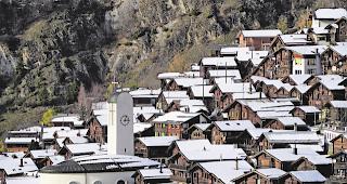 Welt-Dorf Albinen. &laquo;Dieses Schweizer Dorf will euch 25000 Dollar bezahlen, wenn ihr dort wohnen geht. Packt eure Sachen!&raquo;, titelte ein Onlineportal aus Indien.  