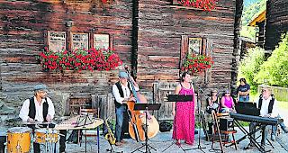 Bald im Schloss. Regula Ritler und Band hier bei einem Freiluftkonzert: Am Freitag sind sie im Schloss Leuk zu erleben.  