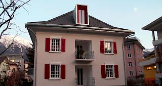 Schmuckes Geb&auml;ude. Die preisgekr&ouml;nte Stadtvilla in der Abendsonne.