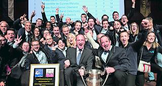 Von Erfolg zu Erfolg. Die junge Valaisia Brass Band mit Dirigent Ars&egrave;ne Duc und Pr&auml;sident Gr&eacute;goire Barras (mit Pokal) holte den dritten Schweizer Meistertitel in Serie.  
