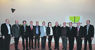 M&auml;zene des La-Poste-Zentrums. Von links: Jacques Cordonier (Chef Dienststelle f&uuml;r Kultur Kanton Wallis), Michel Schwery (EnAlpin AG), Kurt Locher (Otto Stoffel AG), Silvio Seiler (Raiffeisenbank Region Visp), Gerhard Bieler (Bringhen AG), Kurt Zuber (Mengis Druck und Verlag AG), Esther Waeber-Kalbermatten (Staatsr&auml;tin Kultur), Jean-Maurice Tornay (Loterie Romande), Sandro Werlen (Lauber IWISA), Georges Schmid (Burgerschaft Visp), Christoph F&ouml;hn (Gemeindevizepr&auml;sident und Ressortleiter La Poste), Edi Sterren (Direktor La Poste). 