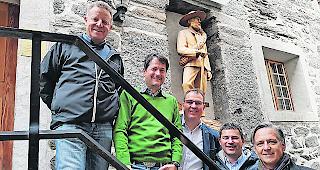 Mit dem Tourismus auseinandersetzen. Der erste Vorstand mit Pino Mazzone, Pr&auml;sident Roger Anthamatten, Projektleiter Konstantin Bumann, Kilian Summermatter und Peter Summermatter, Direktionsadjunkt PH-VS (von links).  