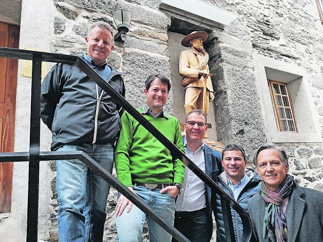 Mit dem Tourismus auseinandersetzen. Der erste Vorstand mit Pino Mazzone, Präsident Roger Anthamatten, Projektleiter Konstantin Bumann, Kilian Summermatter und Peter Summermatter, Direktionsadjunkt PH-VS (von links).  