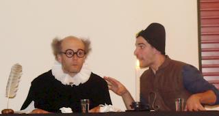 Ansporn. Das Duo D&uuml;nit&uuml; befl&uuml;gelte die Lesebegierde der Gampjer Sch&uuml;ler mit einem Schauspiel.