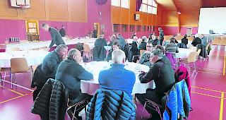 Austausch. Bevor sich die Unternehmer wieder zur&uuml;ck an ihre Arbeit machten, konnten sie sich beim Fr&uuml;hst&uuml;ck austauschen. 