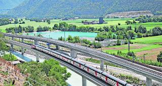 Doppelspur. Der L&ouml;tschberg-Basistunnel an seinem S&uuml;dportal bei Raron. Das L&ouml;tschberg-Komitee macht sich stark f&uuml;r eine Verl&auml;ngerung der Doppelspur im Berginnern um 14 km. Das w&uuml;rde einen Halbstundentakt erm&ouml;glichen und die Kapazit&auml;ten f&uuml;r den G&uuml;terverkehr massgeblich erh&ouml;hen.  