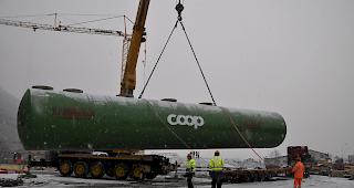 Der knapp 30 Tonnen schwere Tank wird vom Laster gehievt.