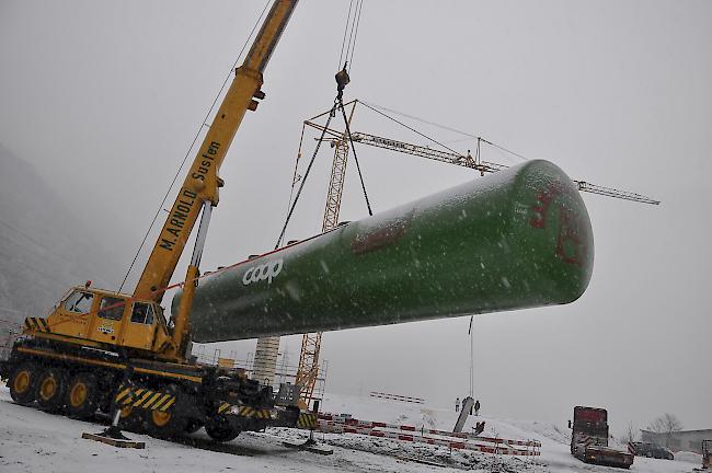 Der Tank baumelte eine gute halbe Stunde in der Luft vor dem Versenken.