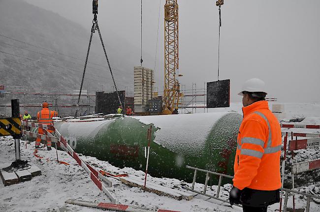 Fast geschafft. Der Tank wird ins Erdreich verlegt.