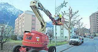 In Naters wurde diese Woche die Weihnachtsbeleuchtung montiert.