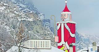 Der Kirchturm in Zaniglas ist in ein Nikolauskost&uuml;m geh&uuml;llt.