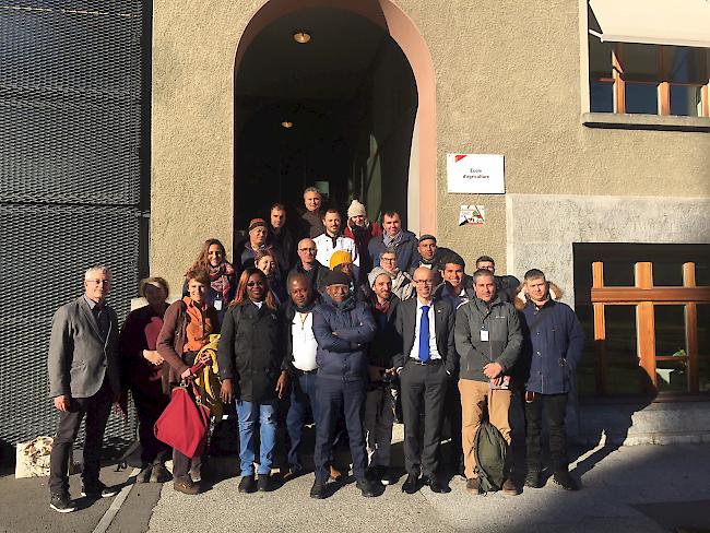 Zahlreiche Köpfe. Die internationale Delegation während ihres Besuchs im Wallis.